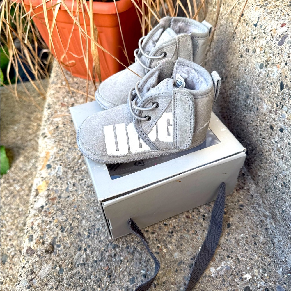 🧦Ugg🧦 baby gray booty size M 04/05